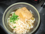 バー優行扉(ゆうこうと)オリジナルフード、きつねうどん。自家製のダシはカツオと昆布にサバやウルメをべーすにした自家製です。細麺のうどんをつるつるとうやってください。